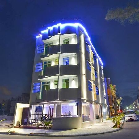 Airport Beach Hotel Hulhumale Exteriör bild