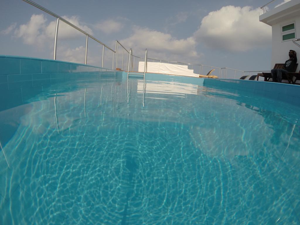 Airport Beach Hotel Hulhumale Exteriör bild