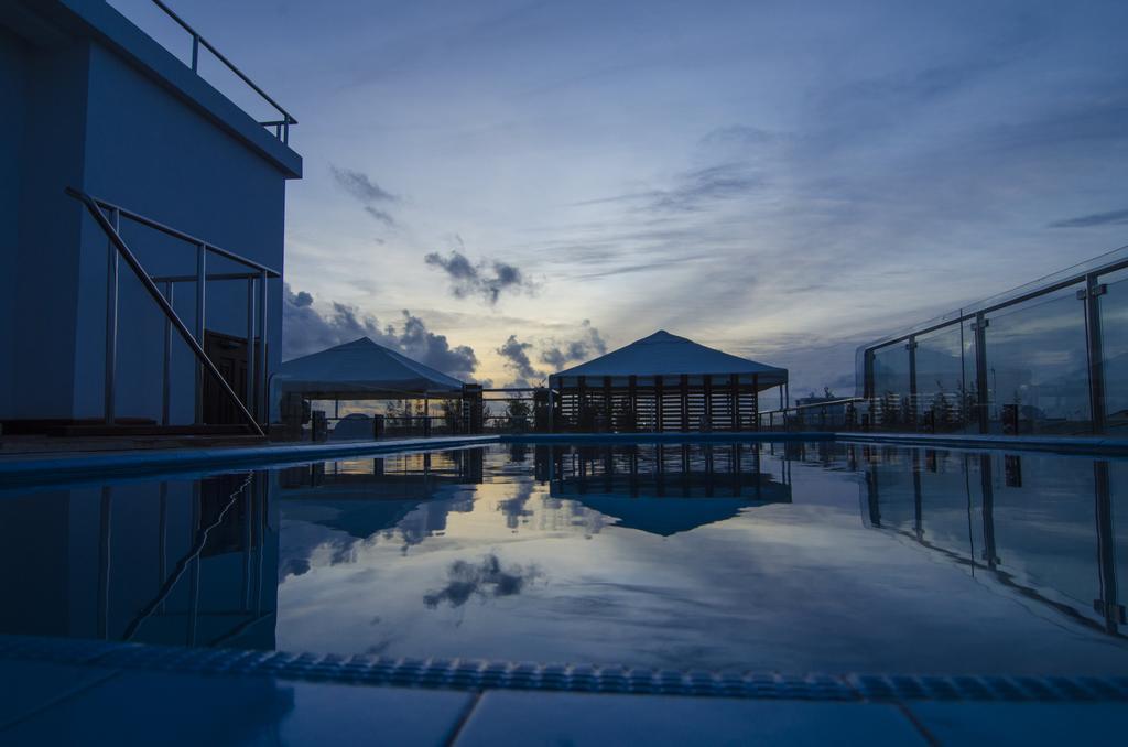 Airport Beach Hotel Hulhumale Exteriör bild