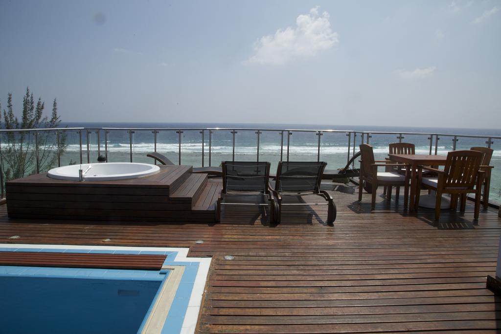 Airport Beach Hotel Hulhumale Exteriör bild