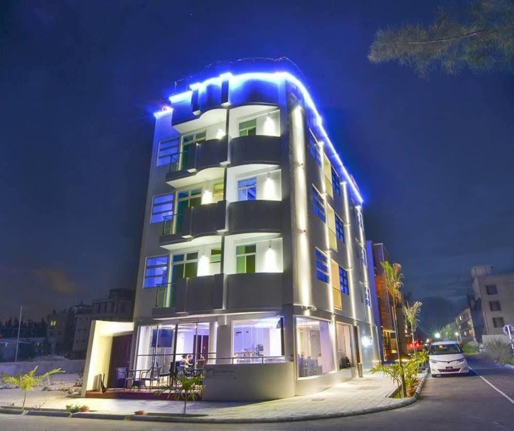 Airport Beach Hotel Hulhumale Exteriör bild