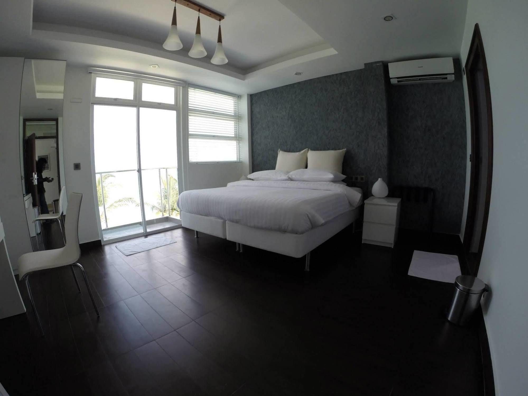 Airport Beach Hotel Hulhumale Exteriör bild