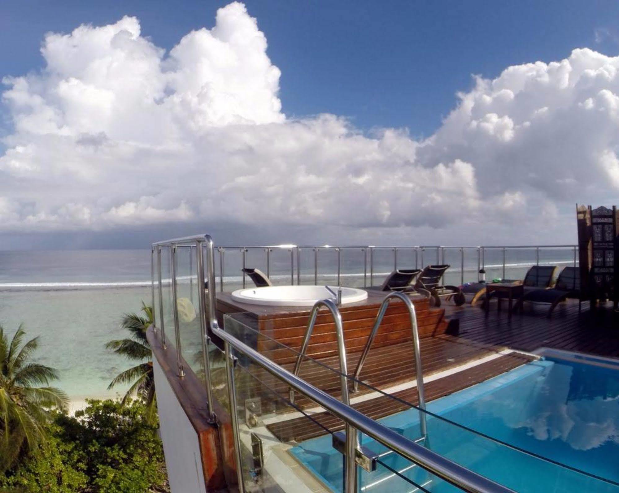 Airport Beach Hotel Hulhumale Exteriör bild