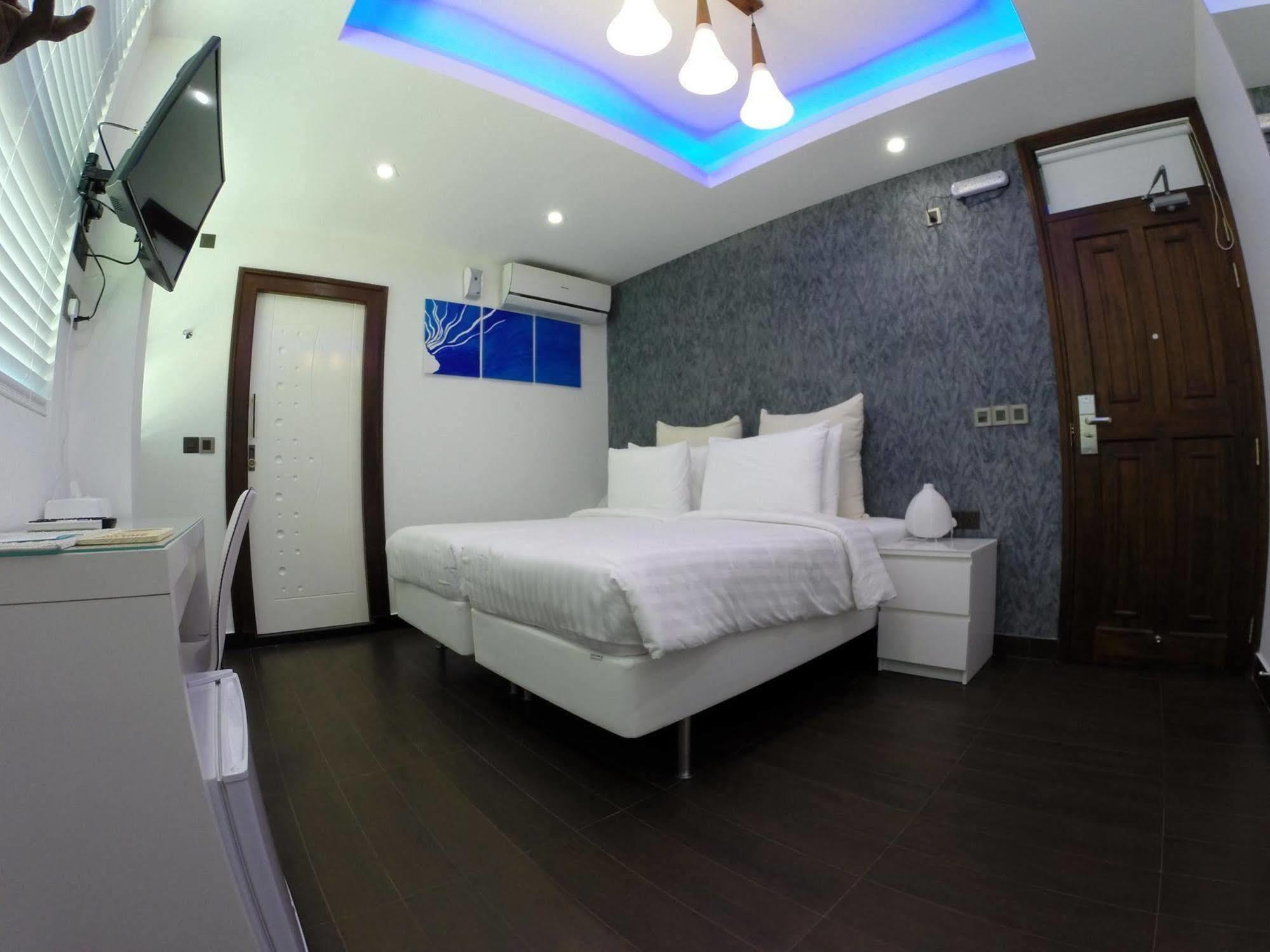 Airport Beach Hotel Hulhumale Exteriör bild