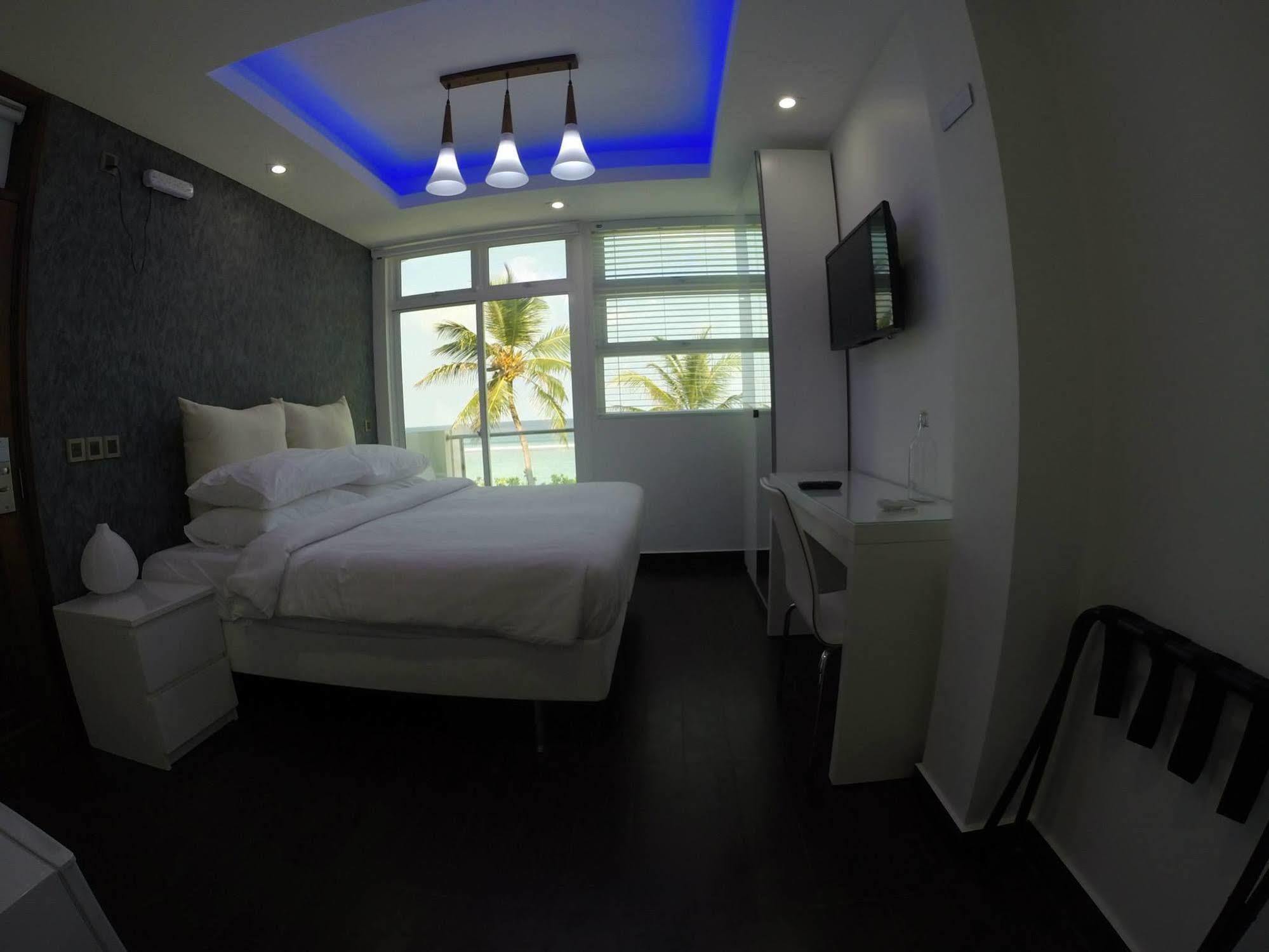 Airport Beach Hotel Hulhumale Exteriör bild