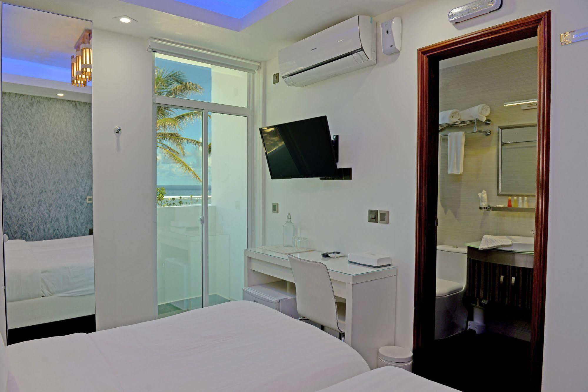 Airport Beach Hotel Hulhumale Exteriör bild