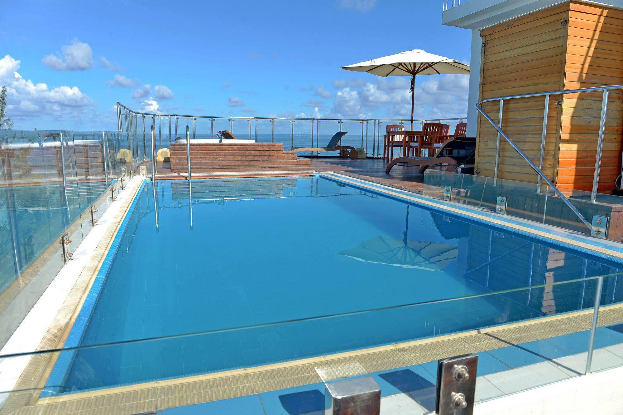 Airport Beach Hotel Hulhumale Exteriör bild